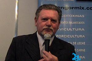 Distinguido Médico Veterinario y Académico Recibe Importante Premio Internacional.