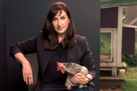 Periodista especializada en salud pública abordará el tema en el Congreso Futuro: Uso de antibióticos para engordar pollos es en gran parte responsable de la resistencia a estos fármacos